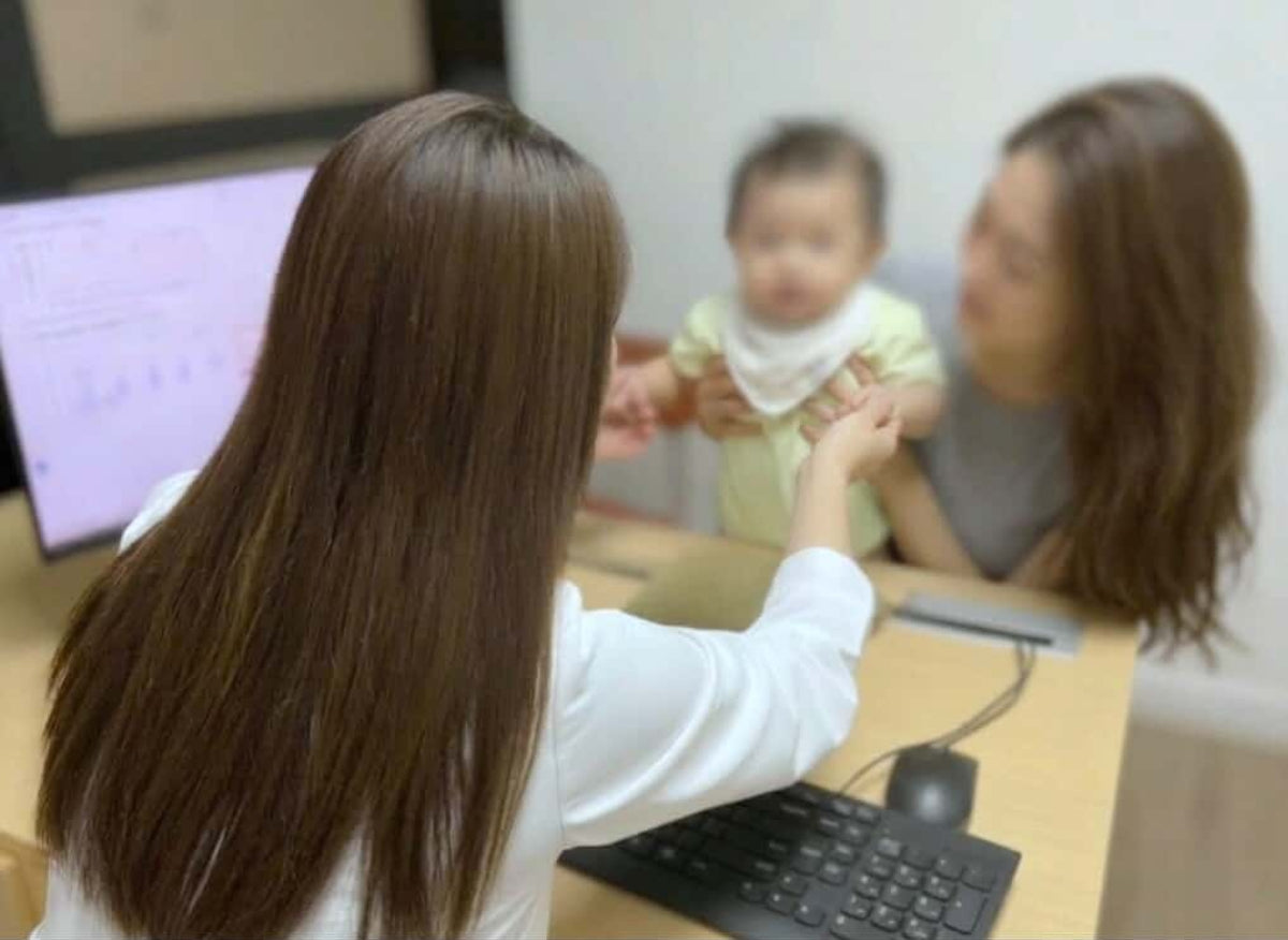 方慶琳醫師於尖沙咀診所為患者進行不孕生育治療諮詢